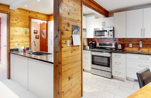 Big White Ski Resort Condo | Wonderful ski-in/out condo with balcony, full kitchen, WiFi, & cable