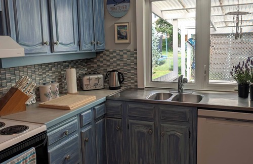 East Kootenay House | YOUR AUTHENTIC LAKE HOUSE GETAWAY AWAITS YOU :)