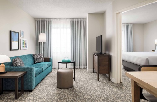 Thornhill Hotel | Your Home Away from Home - Indoor Pool, BBQ Grill, and Complimentary Breakfast
