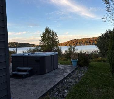 Coaticook Bed & Breakfast | Étoile du Lac Lyster - Spa & Vue sur le Lac