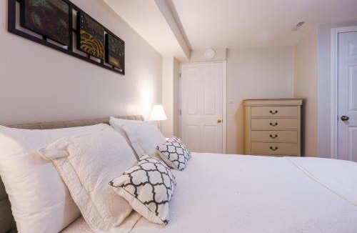 Mississauga Apartment | 1,200sq ft comfy home, perfect location, luxury bedding, feels like home!