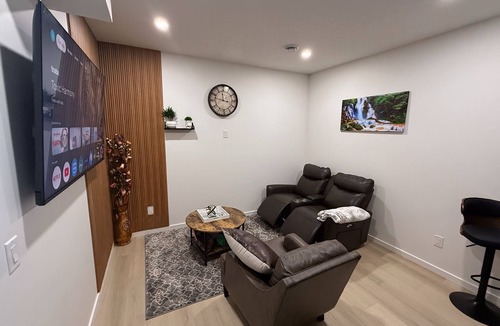 Northwest Calgary Apartment | 1 Bed En-suite Bath in Calgary near the Airport. Clean & Cozy