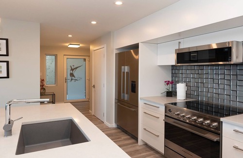 Saanich East Apartment | 1 bed oceanfront suite with spectacular panoramic views