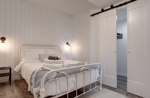 Dartmouth House | 1 bed, Serenity Place w babbling brook & beautiful garden