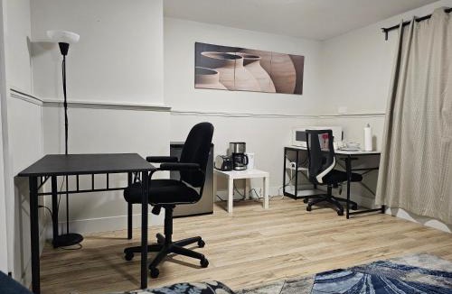 Westminster Apartment | 1 Bedroom Apartment with Living Room and Full Washroom to yourself alone and a private car park