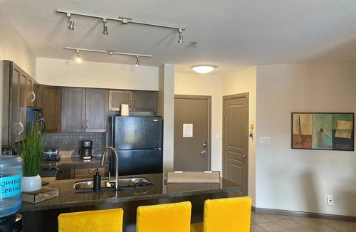 South Pandosy Condo | 1 Bedroom Condo - Amazing Lake and Mountain Views overlooking Pool and Hot Tub!