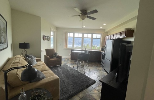 Okanagan-Similkameen House | 1 Bedroom Executive Lakeview Suite