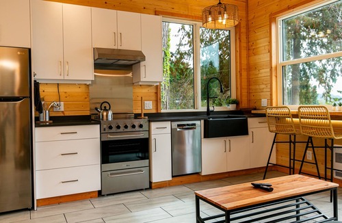 Sooke House | 1-Bedroom Knotty Pine Cabin w/Sauna & Jacuzzi