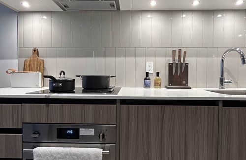 Beverley Glen Apartment | 1 Bedroom Luxury Condo Apartment In The Heart of Thornhill | Parking Included
