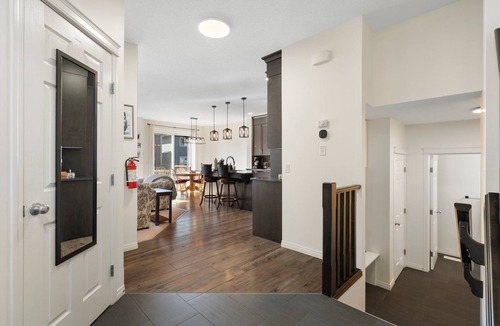 Cochrane House | 1 hr to Banff – Convenient for families and group travellers.