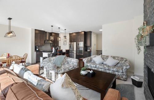 Cochrane House | 1 hr to Banff – Convenient for families and group travellers.