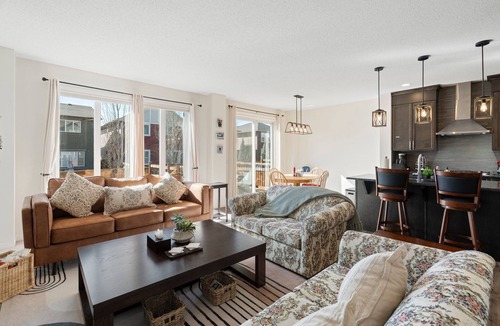 Cochrane House | 1 hr to Banff – Convenient for families and group travellers.