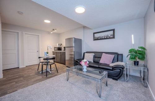 Airdrie Apartment | 1 KING Modern Two Bedroom Secondary Suite in Airdrie Alberta