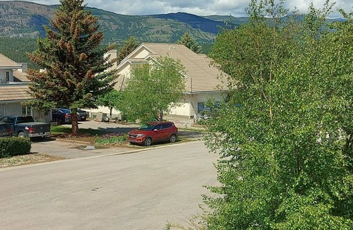 East Kootenay House | 1 min to golf course, 5 min to ski hill and hot springs