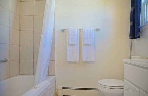 Summerside House | (1) Private Queen Suite at Green Acres Summerside