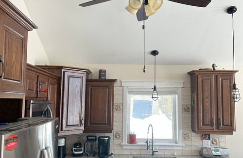Huntington House | 10 acres all to yourself! Escape to our bungalow. Family and Pet friendly.