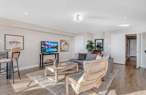 Saanich East House | 10 Mile Point Surfside Suite