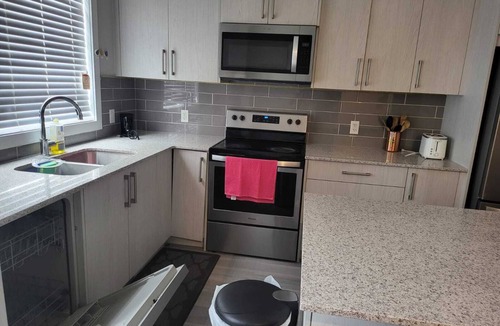 Calgary House | 10 minutes to the airport. family sized town house, close by convenient stores