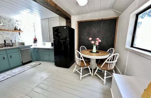 Regional District of Nanaimo Cottage | 100 year old Farm Cottage. Minutes from the beach!