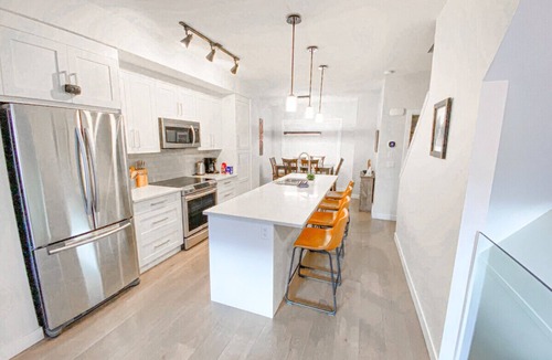 Canmore Apartment | 109 - 1106 Bow Valley Trail · Panoramic Mountain View Townhome w/AC
