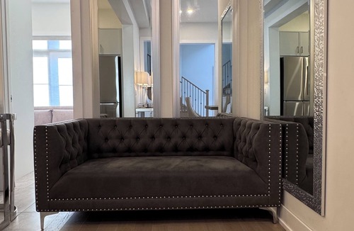 Markham House | 11 Queen Beds - French Style Detached House In Prestigious Angus Glen Markham