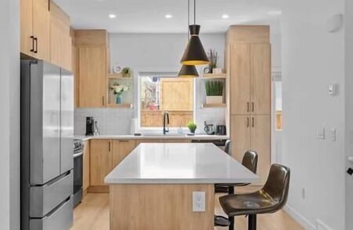 Southwest Calgary House | 12 Guests | 2 King Beds | Ping Pong| 6 BR| Garage