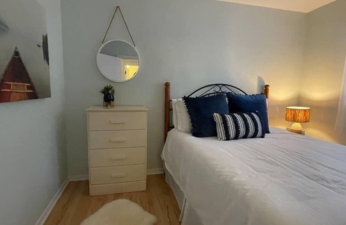 Beckwith Cottage | 127 Cedar · Cheerful and Relaxing Lakefront 3 Bedroom
