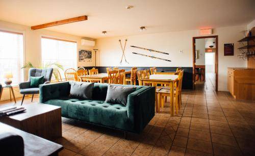 L'Anse-Saint-Jean Hostel | 130 m² Hostel ∙ 3 bedrooms ∙ 8 guests