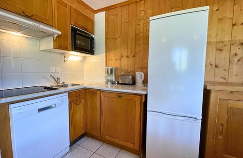 Les Menuires Apartment | 150m from shops, 1st floor, balcony, tv, ski locker, 58m², Les Menuires