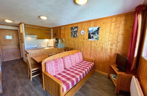 Les Menuires Apartment | 150m from shops, 1st floor, balcony, tv, ski locker, 34m², Les Menuires