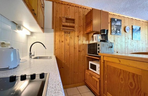 Les Menuires Apartment | 150m from shops, 1st floor, balcony, tv, ski locker, 34m², Les Menuires