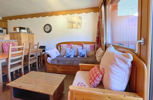 Les Menuires Apartment | 150m from shops, 2nd floor, balcony, tv, ski locker, 35m², Les Menuires