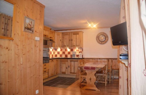 Les Menuires Apartment | 150m from shops, 2nd floor, balcony, tv, ski locker, 34m², Les Menuires