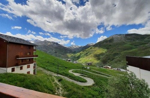 Les Menuires Apartment | 150m from shops, 2nd floor, balcony, tv, ski locker, 34m², Les Menuires