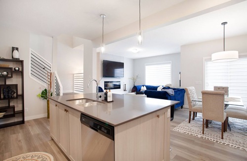Northwest Calgary House | 16 Person Luxury Escape/DBL Suite