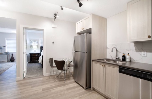 Northwest Calgary House | 16 Person Luxury Escape/DBL Suite