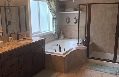 Chestermere House | 1600 sq ft bungalow 2 bdrms lower level, sleeps 6 adults, 8 min east of Calgary