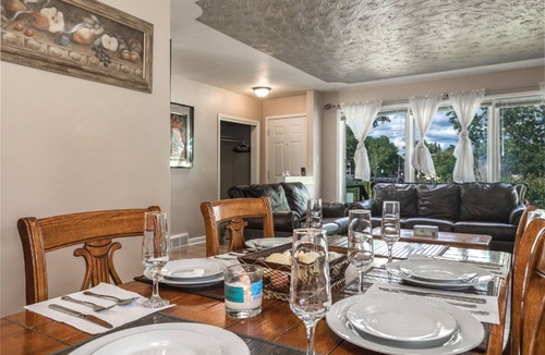 Southwest Calgary House | 180 m² House ∙ 4 bedrooms ∙ 9 guests