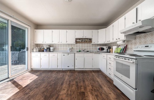Southwest Calgary House | 180 m² House ∙ 4 bedrooms ∙ 9 guests