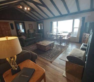 Halfmoon Bay Bed & Breakfast | 186 m² Bed and breakfast ∙ 4 bedrooms ∙ 8 guests