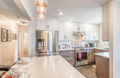 Southwest Calgary House | 186 m² House ∙ 4 bedrooms ∙ 10 guests