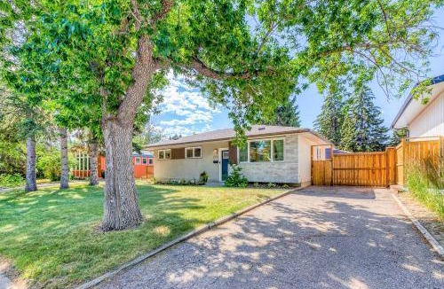 Southwest Calgary House | 186 m² House ∙ 4 bedrooms ∙ 10 guests