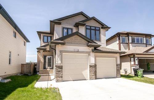 Southeast Edmonton House | 186 m² House ∙ 4 bedrooms ∙ 12 guests