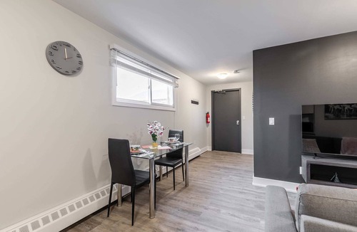 Central Hamilton Apartment | 1BR - Boutique Apt with Netflix- PRIME Location!!