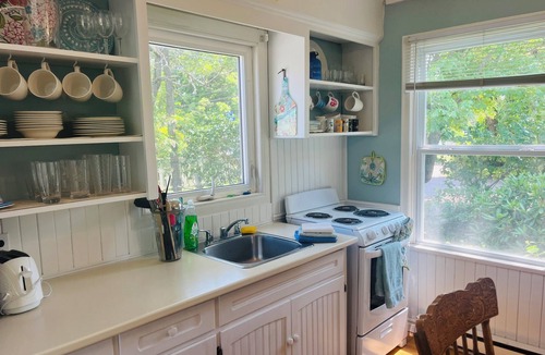 The Bluff Cottage | 2 bdm cottage in the BLUFF, ONLY 3 min walk to PARLEE. AC, WiFi and 2 sunrooms