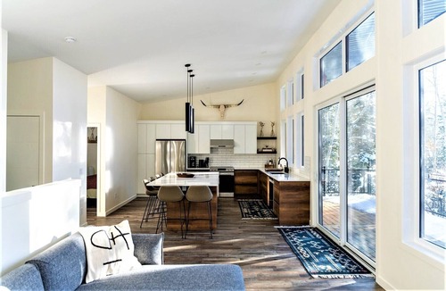 East Kootenay House | 2 BDR | Private, Stylish & All new