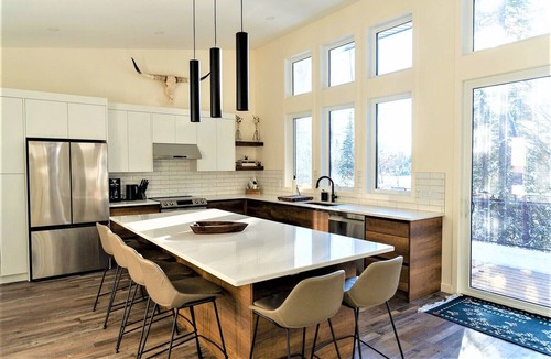 East Kootenay House | 2 BDR | Private, Stylish & All new