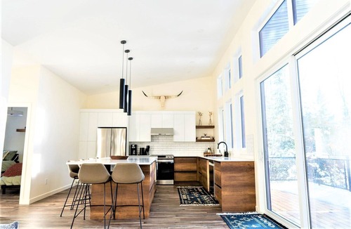 East Kootenay House | 2 BDR | Private, Stylish & All new