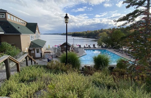 Seguin Villa | 2 BDRM villa in Rocky Crest Resort, Muskoka. Sleeps 6. No pet. No smokern