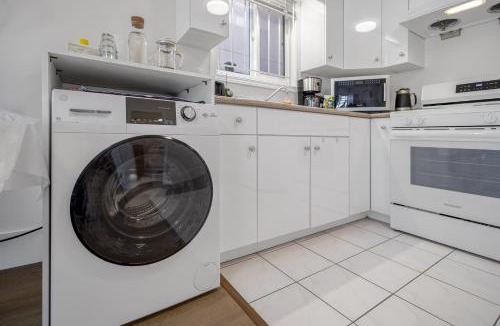 Hastings House | 2 Bds suite beautiful Yard near PNE